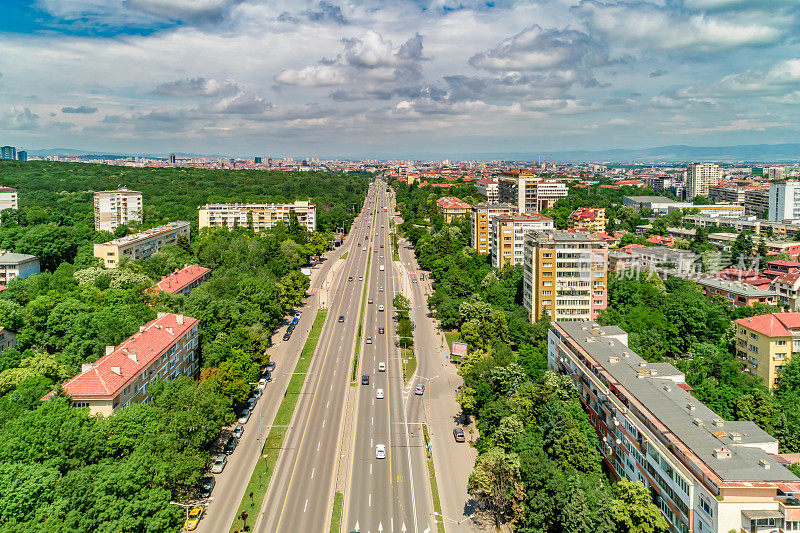 宽阔的无人机拍摄索菲亚市，保加利亚。Tzarigradsko shose大道(保加利亚:Цариградскошосе,София,България)